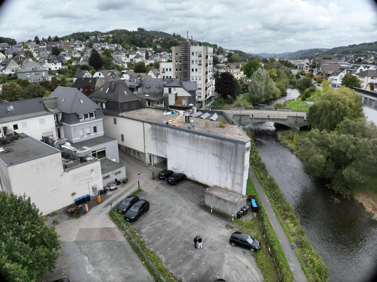 Bestand seitlich von Parkplatz